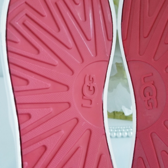 NEW UGG Caplan White Rainbow Slip On Sneakers Size 6 Kids/Youth / Size 8 Women's - Picture 13 of 14